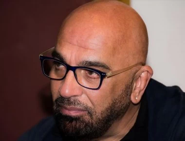 Γιάννης Ζουγανέλης: «Έζησα τον κοινωνικό ρατσισμό μέσα στο ίδιο μου το σπίτι» (βίντεο)